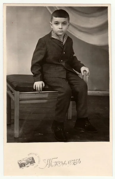 Vintage estudio foto muestra un niño pequeño . — Foto de Stock