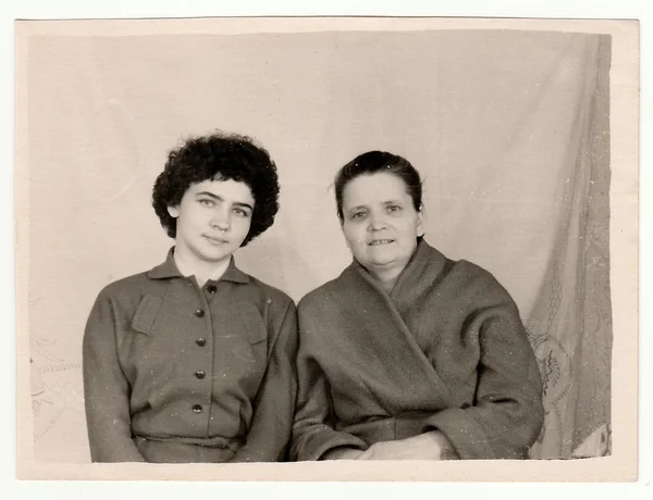 Vintage foto de mulheres (mãe e filha ). — Fotografia de Stock