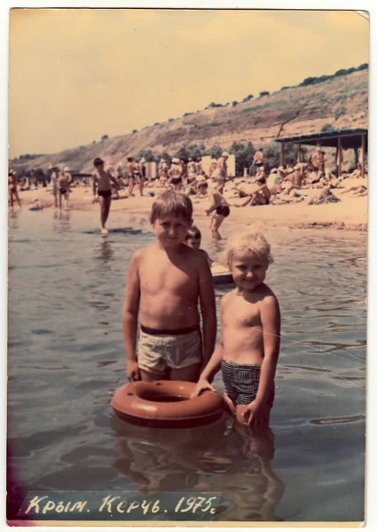 Retrato vintage de crianças em resort de verão — Fotografia de Stock