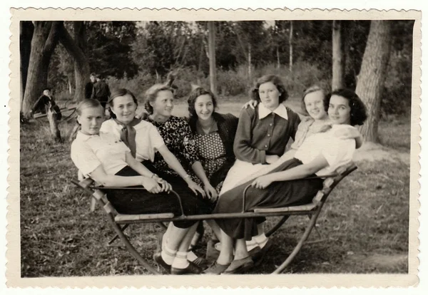 Historických fotografií ukazuje, že dívky sedí na houpačce — Stock fotografie