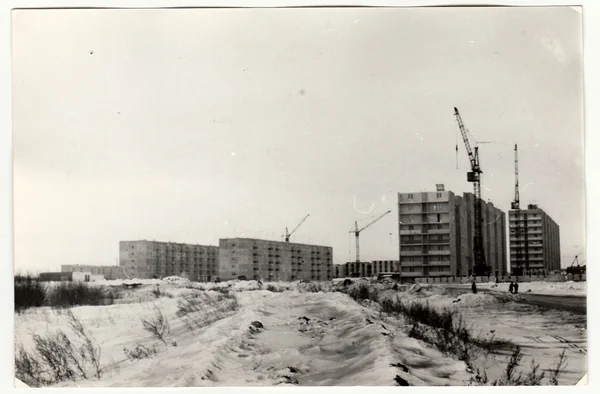 复古照片显示在苏联的公寓楼建设。冬天的时候. — 图库照片