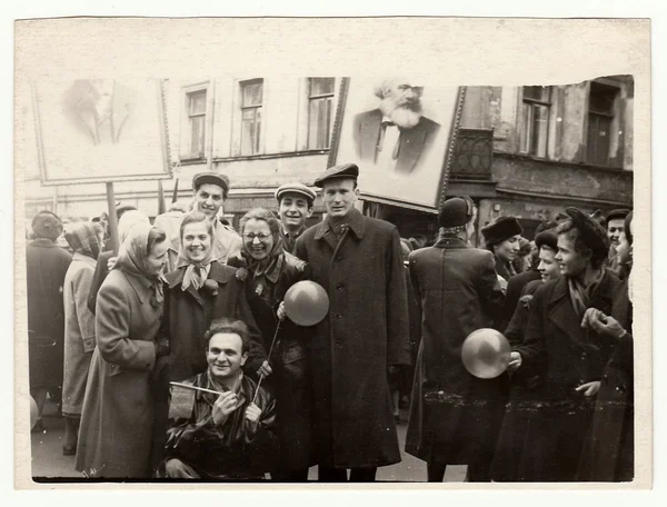 Винтажные фото показывают, что люди празднуют Первомай (Международный день трудящихся). Фото Карела Маркса на заднем плане . — стоковое фото