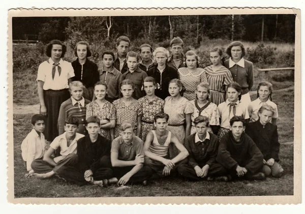 Gençler ve yaz kampında kadın şefleri Vintage Fotoğraf gösterir.