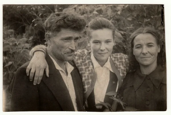 Vintage foto muestra hija con los padres al aire libre . — Foto de Stock