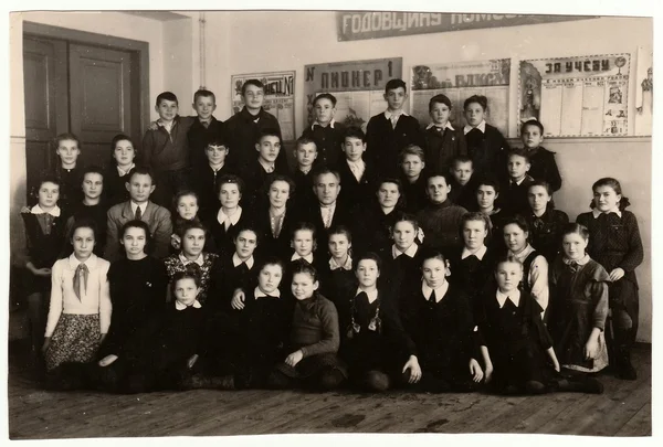 Vintage photo shows pupils (schoolmates) and teaching staff. — Stock Photo, Image
