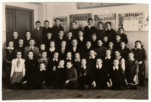 Foto vintage muestra a los alumnos (compañeros de escuela) y el personal docente . —  Fotos de Stock