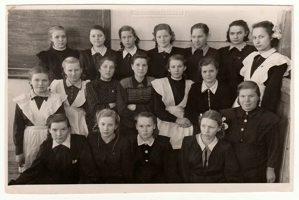 Foto vintage muestra compañeros de escuela (niñas) y su maestra . — Foto de Stock