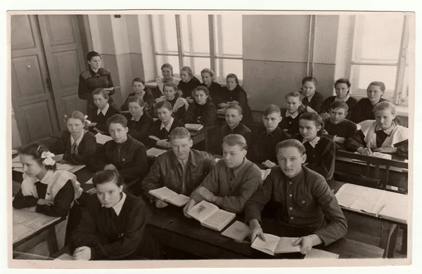 Foto vintage mostra colegas de escola em mesas de escola . — Fotografia de Stock