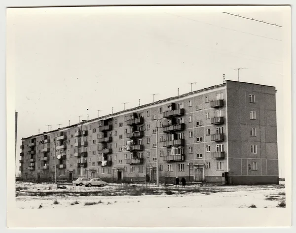 Foto vintage mostra bloco de apartamentos na URSS . — Fotografia de Stock