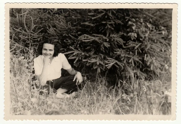 Vintage photo shows woman sits outdoors. — Stock Photo, Image