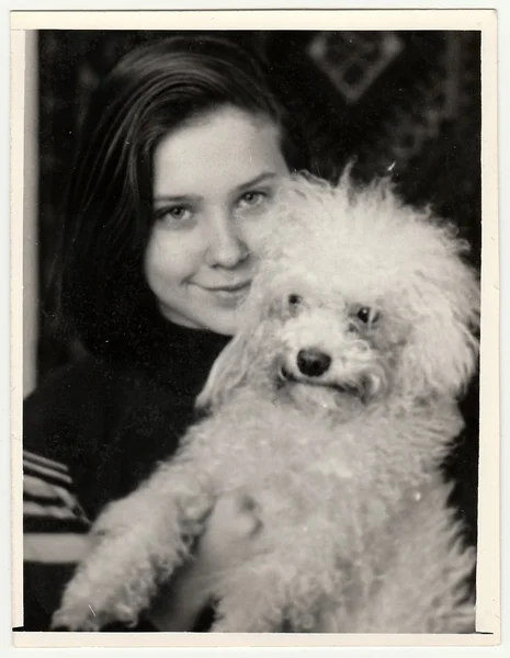 Foto vintage mostra jovem mulher berços cão (poodle ). — Fotografia de Stock
