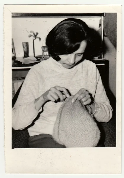Foto vintage mostra mulher tricota um boné . — Fotografia de Stock