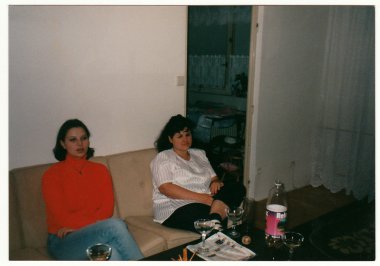 Çekoslovak Cumhuriyeti - 1990'lı yıllarda yaklaşık: Retro fotoğraf gösterileri insanlar içki şarap masada.