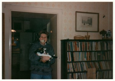 Çekoslovak Cumhuriyeti - 1990'lı yıllarda yaklaşık: Retro fotoğraf gösterileri kadın tutan kedi partide.