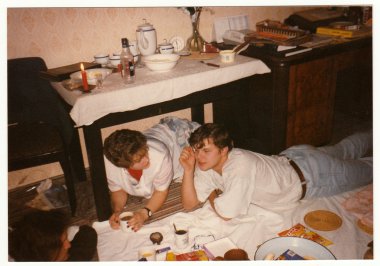 Çekoslovak Cumhuriyeti - 1990'lı yıllarda yaklaşık: Retro fotoğraf gösterileri kadın ve erkek ev partisinde.