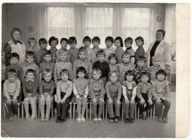 Retro fotoğraf onların kadın öğretmenleri ile anaokulunda çocuklar gösterir.