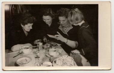 Bir vintage fotoğraf kadın ve kız fotoğrafları bakmak gösterir.