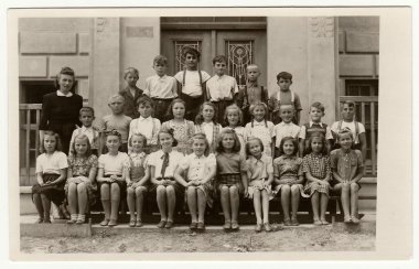 Vintage Fotoğraf öğrenciler (okul) ve kadın öğretmen gösterir.