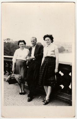 Vintage fotoğraf kadın ve erkek köprüüzerinde durmak gösterir.