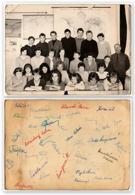 Retro fotoğraf sınıfta erkek öğretmen ile öğrenciler gösterir. Vintage fotoğrafın arka imzası gösterir.