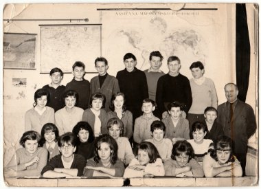 Retro fotoğraf sınıfta erkek öğretmen ile öğrenciler gösterir.