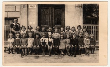 Vintage Fotoğraf öğrenciler (okul) ve kadın öğretmen gösterir.