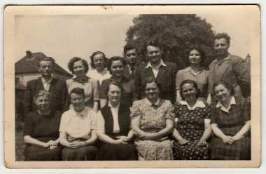 Bir vintage fotoğraf açık havada insanların grup gösterir.