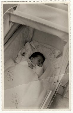 Bir vintage fotoğraf bir bebek arabası (bebek arabası küçük bir kız bebek gösterir).