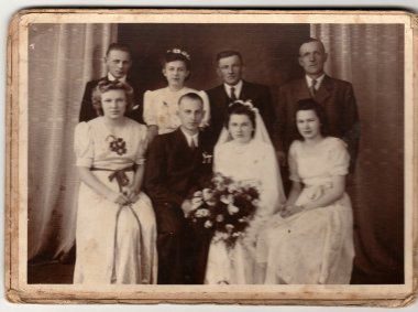 Çekoslovak Cumhuriyeti - 1940'larda yaklaşık: Antika bir siyah ve beyaz fotoğraf yeni evliler ve düğün konuklar gösterir.
