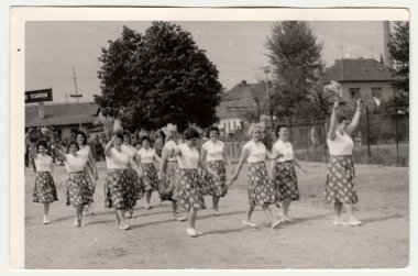 Çekoslovak Sosyalist Cumhuriyeti - 1960'larda yaklaşık: Vintage fotoğraf gösterileri kadın Spartakiada için hazır olun. Spartakiada - bir prezentation sağlık ve refah Sosyalist ve komünist rejimin.