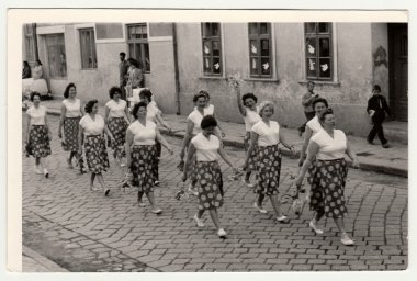 Vintage Fotoğraf kadın Spartakiada için hazırlamak gösterir. Spartakiada - bir prezentation sağlık ve refah Sosyalist ve komünist rejimin.