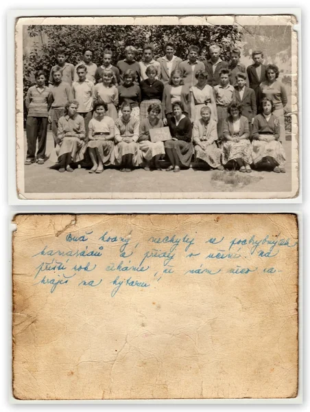 Frente e verso da foto. Uma foto vintage mostra colegas de escola com professora . — Fotografia de Stock