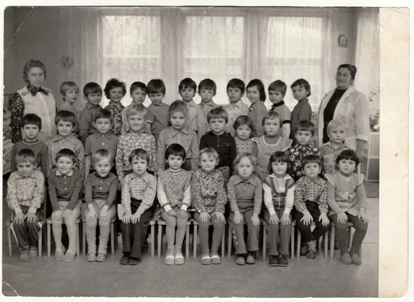 Foto retrô mostra crianças no jardim de infância com suas professoras . — Fotografia de Stock