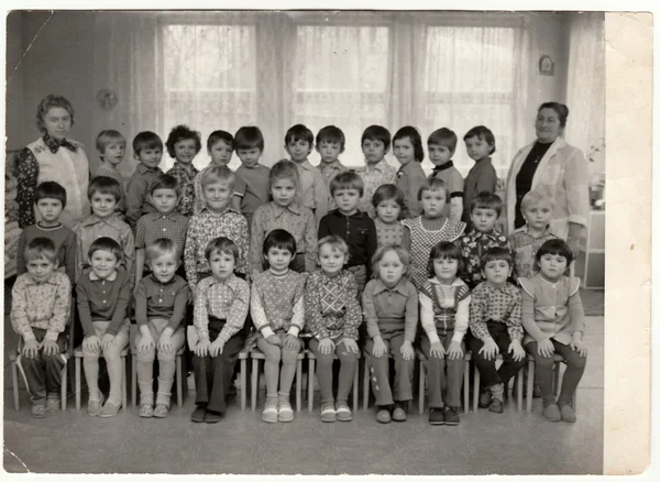 Retro fotoğraf onların kadın öğretmenleri ile anaokulunda çocuklar gösterir.