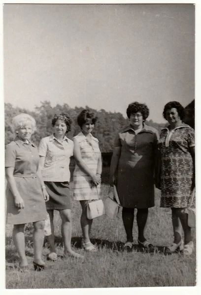 Vintage photo montre les femmes en plein air . — Photo