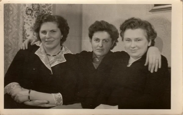 На винтажном фото изображены три женщины . — стоковое фото
