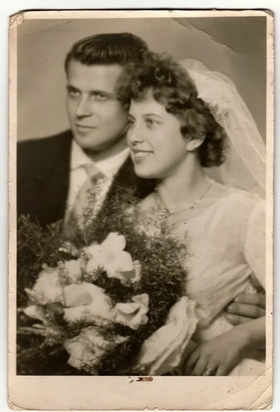 Yeni evlilerin vintage fotoğraf. Antika siyah ve beyaz fotoğraf.