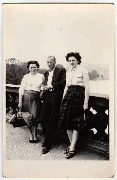 Vintage foto muestra a las mujeres y el hombre de pie en el puente . — Foto de Stock