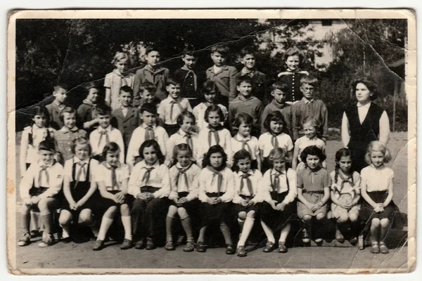 Foto vintage muestra a los alumnos (compañeros de escuela) y su maestra . — Foto de Stock