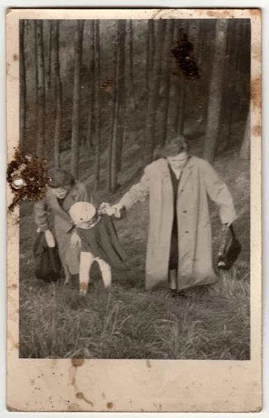 Ročník fotografie ukazuje, že ženy a dívky se chodí projít lesem. Fotografie má špínu, jak byla nalezena v podkroví. — Stock fotografie