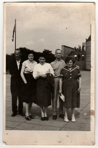 Photo vintage montrant un groupe de personnes debout devant le monument communiste . — Photo