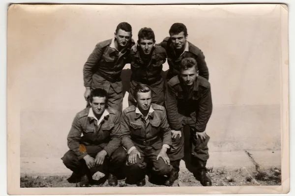 Uma foto vintage mostra soldados . — Fotografia de Stock