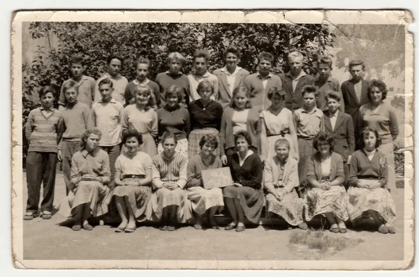 Una foto vintage muestra a compañeras de clase con maestra . — Foto de Stock