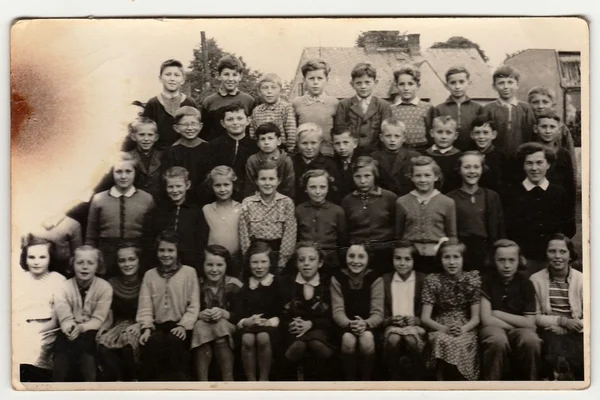 Uma foto vintage mostra colegas de escola. Foto tem erro obtido durante o processo de foto . — Fotografia de Stock