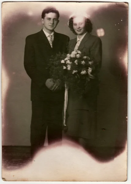 Foto vintage de recién casados. Foto tiene error obtenido durante el proceso de la foto . — Foto de Stock