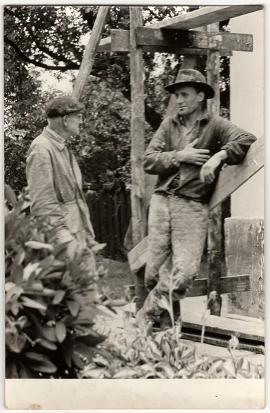 Foto vintage muestra albañiles. Foto en blanco y negro muestra andamios de madera . — Foto de Stock