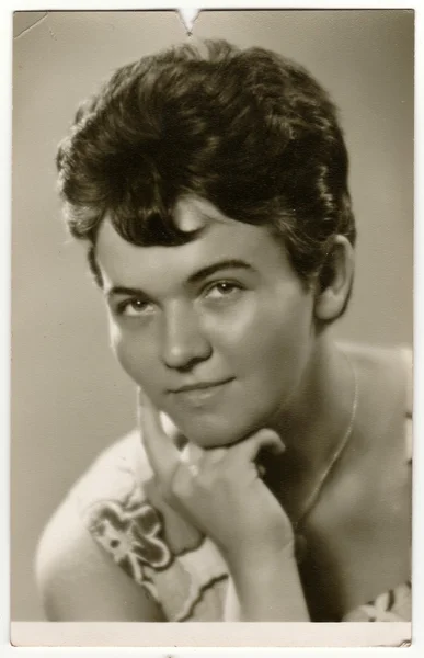 Foto vintage mostra jovem mulher . — Fotografia de Stock