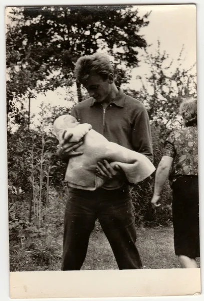Урожай фото показує молодий чоловік колючки дитина . — стокове фото
