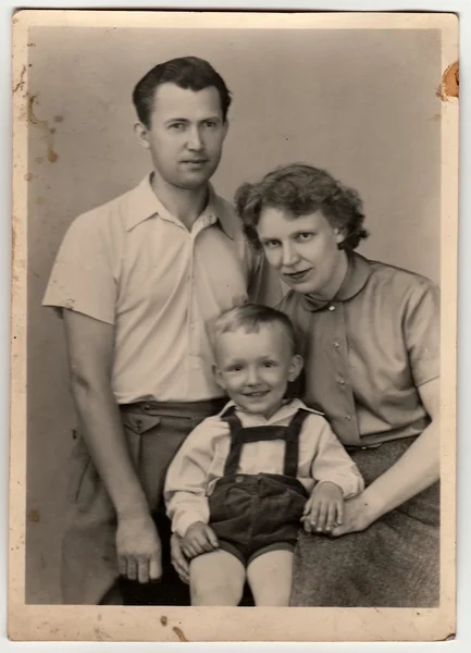 Bir vintage fotoğraf anne, baba ve küçük oğlu gösterir.