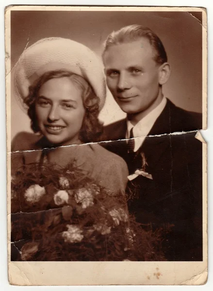 Uma foto vintage mostra recém-casados. Antique foto preto e branco . — Fotografia de Stock